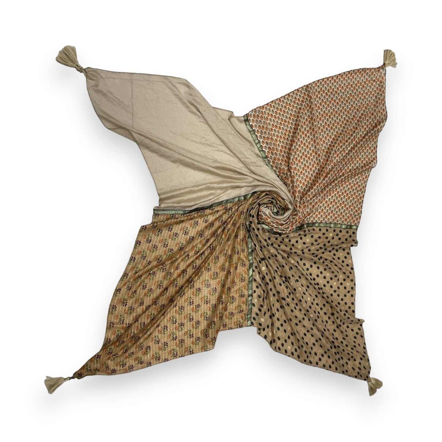 Quadratisches Patchwork-Tuch in Camel-Tönen mit Blumen- und Punktmuster, Tasseln an den Ecken, verschiedene Stofftexturen