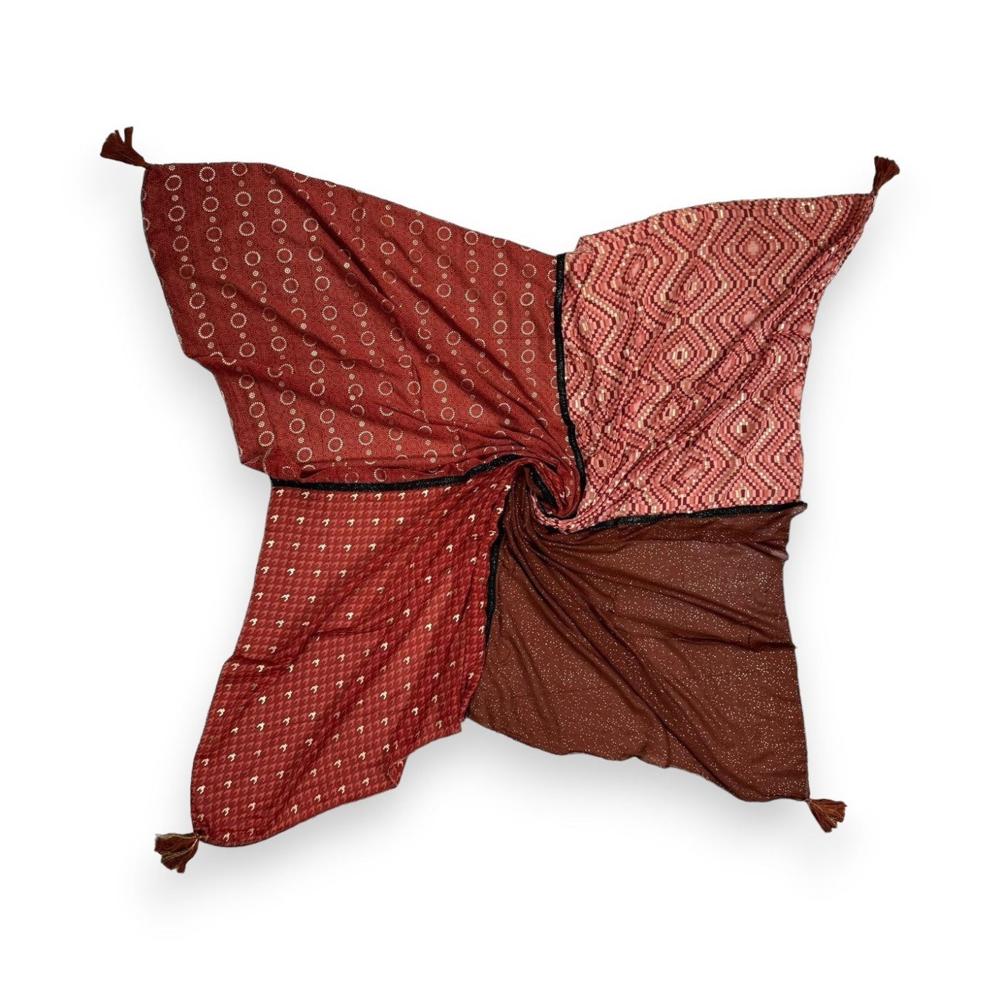 Quadratisches Patchwork-Tuch mit ethnischem Muster in Ziegelrot, verschiedene Stoffteile und Muster, Quasten an den Ecken