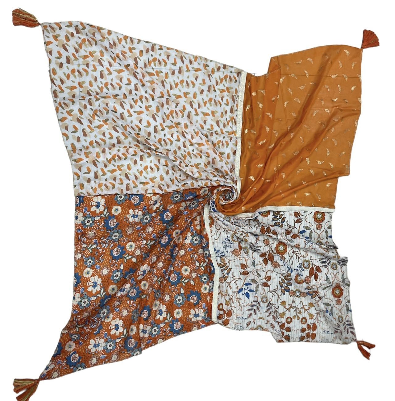 Quadratisches Patchwork-Tuch mit verschiedenen Mustern in Orange, Weiß und Blau, florale und abstrakte Designs, Quasten an...