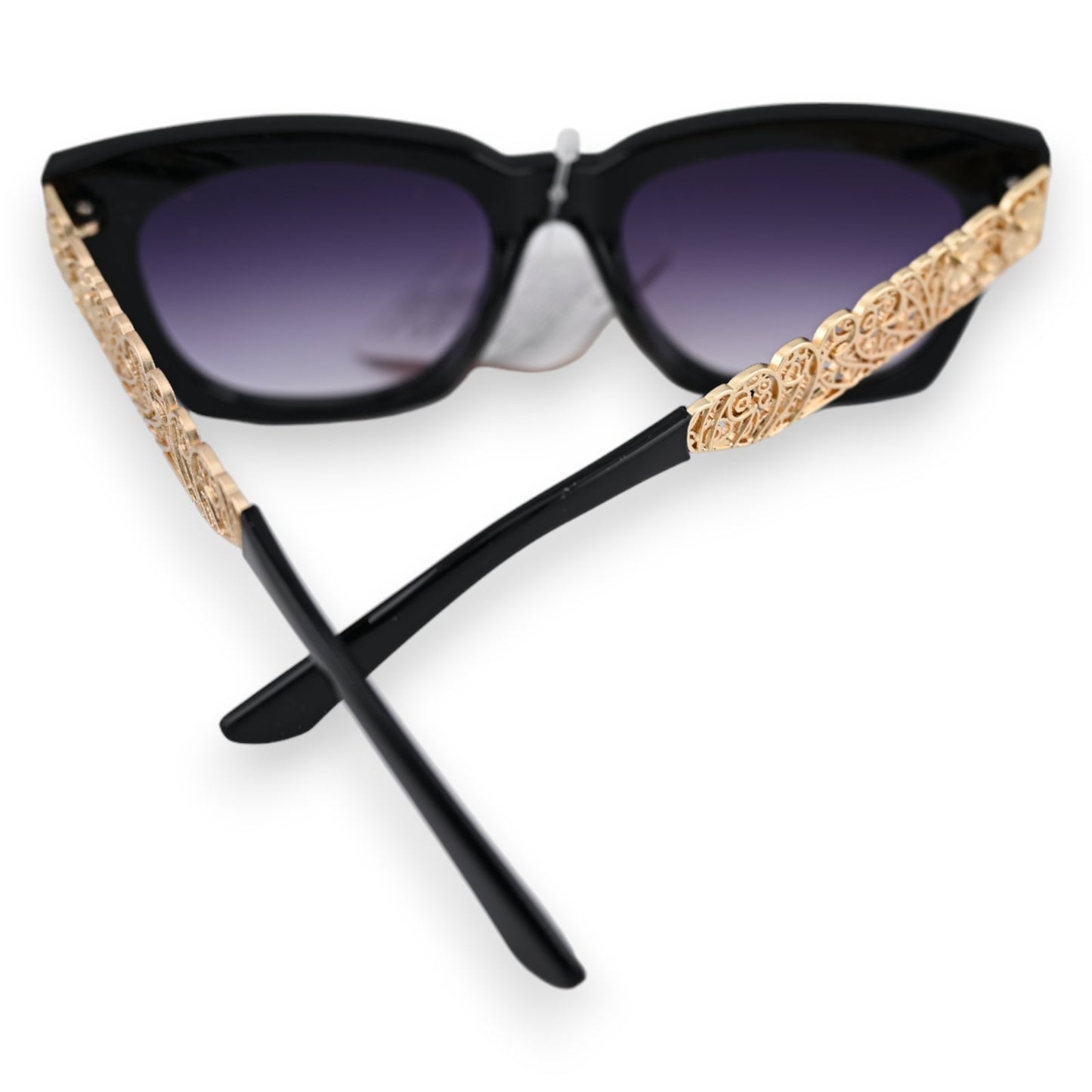 Rechteckige Sonnenbrille mit schwarzem Rahmen, goldenem Muster an den Bügeln und violett getönten Gläsern