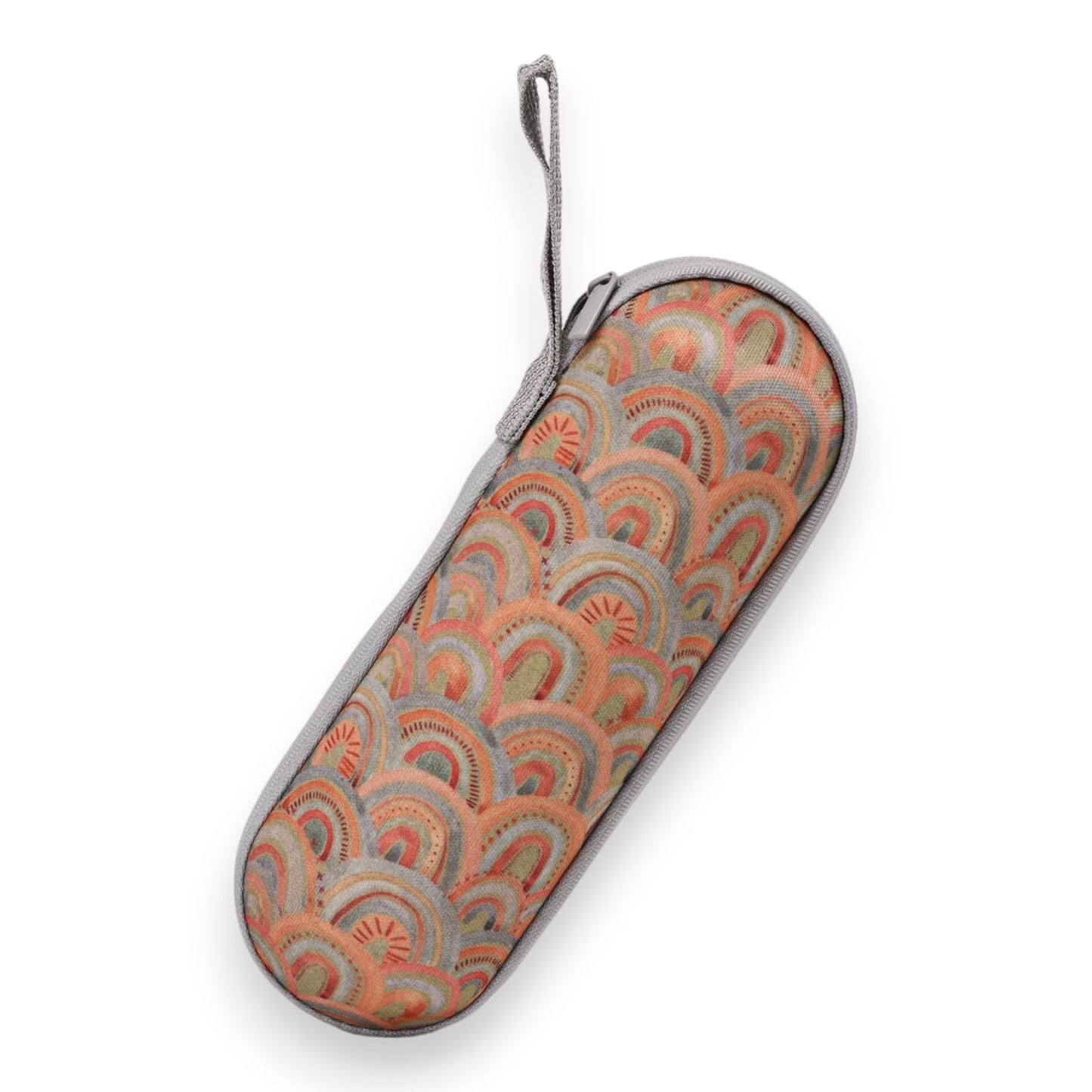 Längliches Brillenetui mit geometrischem Muster in Pastellfarben, grauer Rand und Reißverschluss, Aufhängeschlaufe