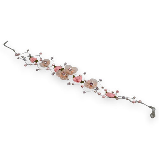 Eleganter Blumen-Choker mit rosa Blüten und silbernen Perlen auf feinem Draht, romantischer Halsschmuck