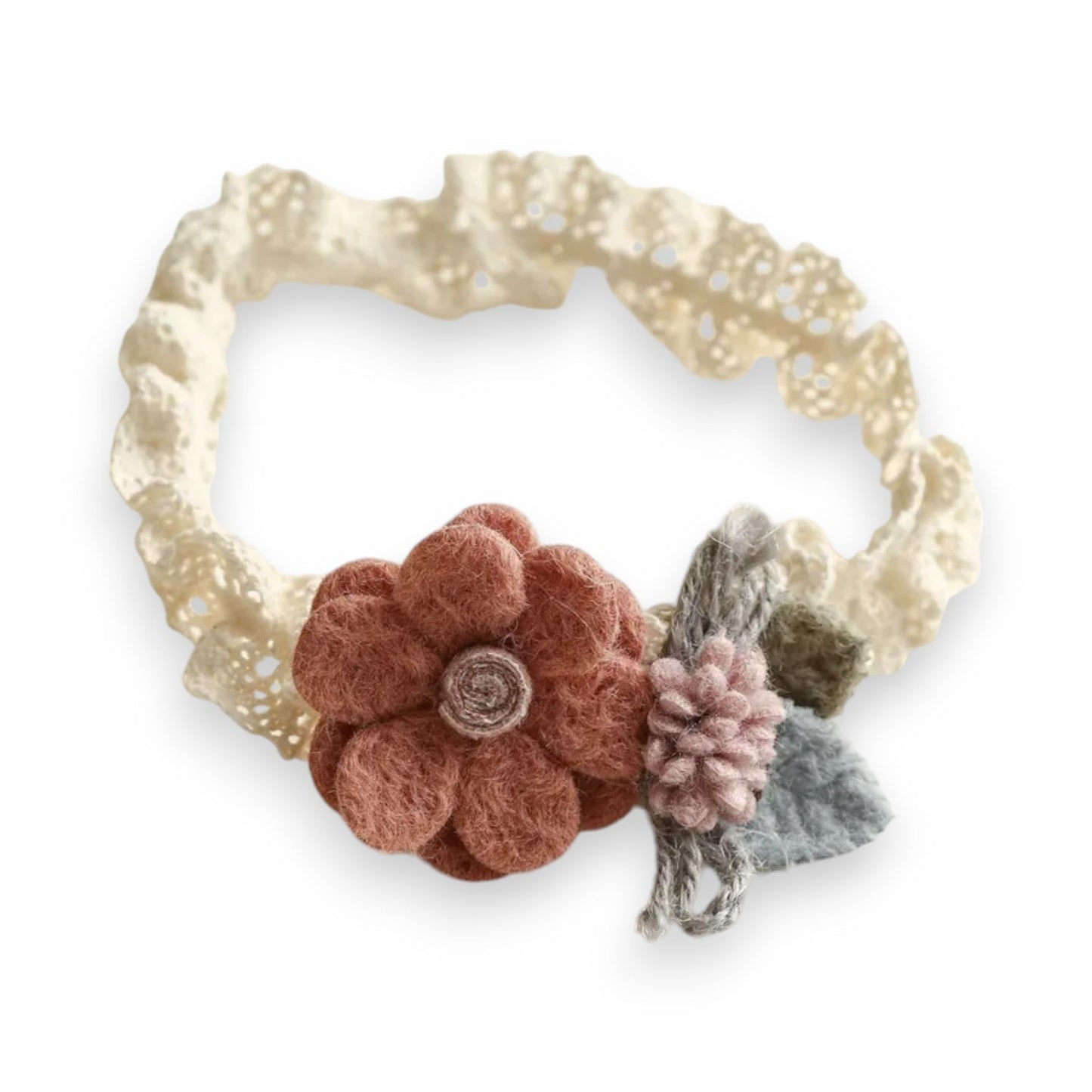Romantisches Makramee-Haarband in Beige mit Filzblume
