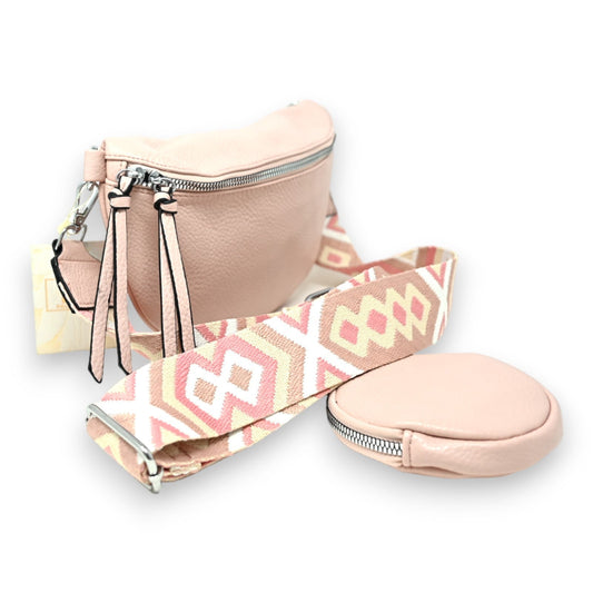 Zarte rosa Bauchtasche mit geometrischem Schulterriemen, Reißverschluss und Quasten, daneben kleine runde Tasche