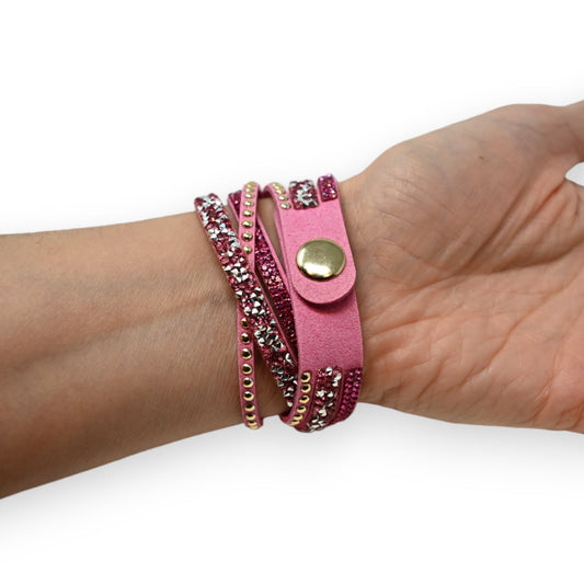 Pinkes Wickelarmband mit Strasssteinen und Nieten, mehrfach um Handgelenk gewickelt, goldener Druckknopf-Verschluss
