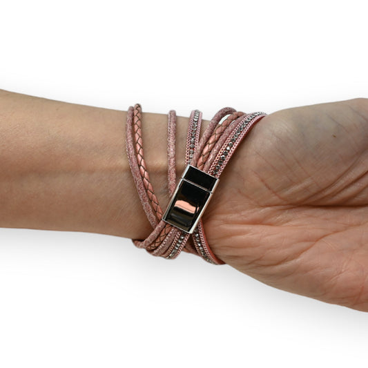 Mehrsträngiges rosa Lederarmband mit silbernem Magnetverschluss, Strass-Elementen und geflochtenem Design am Handgelenk