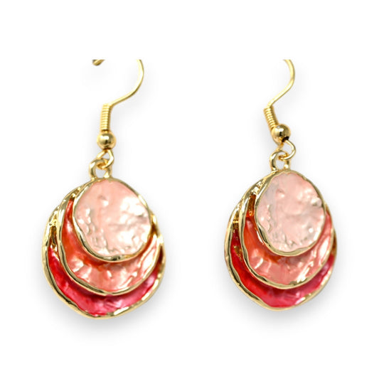 Elegante Ohrringe mit goldenen Haken und ovalen Anhängern in abgestuften Rosa- und Rottönen mit reliefartiger Oberfläche