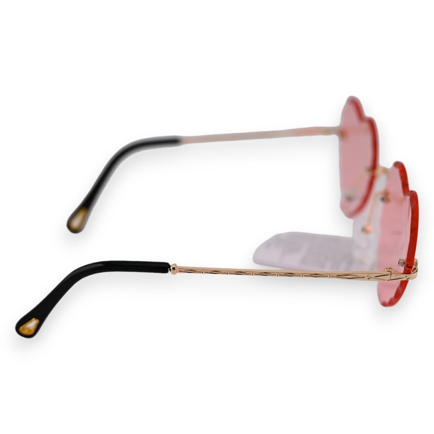 Rosafarbene herzförmige Sonnenbrille mit goldenem Metallgestell und schwarzen Bügeln, seitliche Ansicht