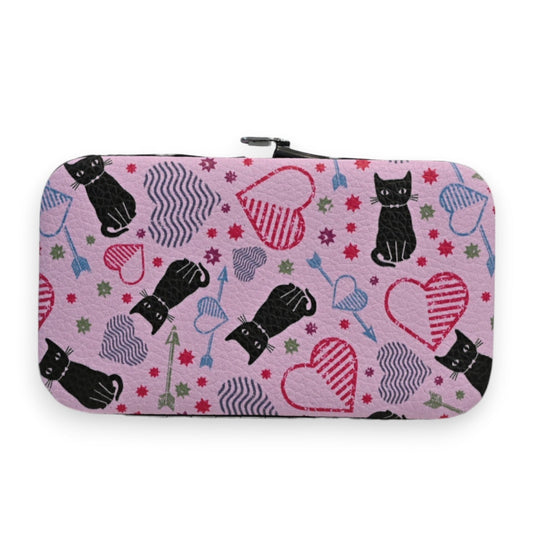Rosafarbenes Maniküre-Etui mit Katzenmotiv, Herzen und Pfeilen. Niedliches Design für Katzenliebhaber.