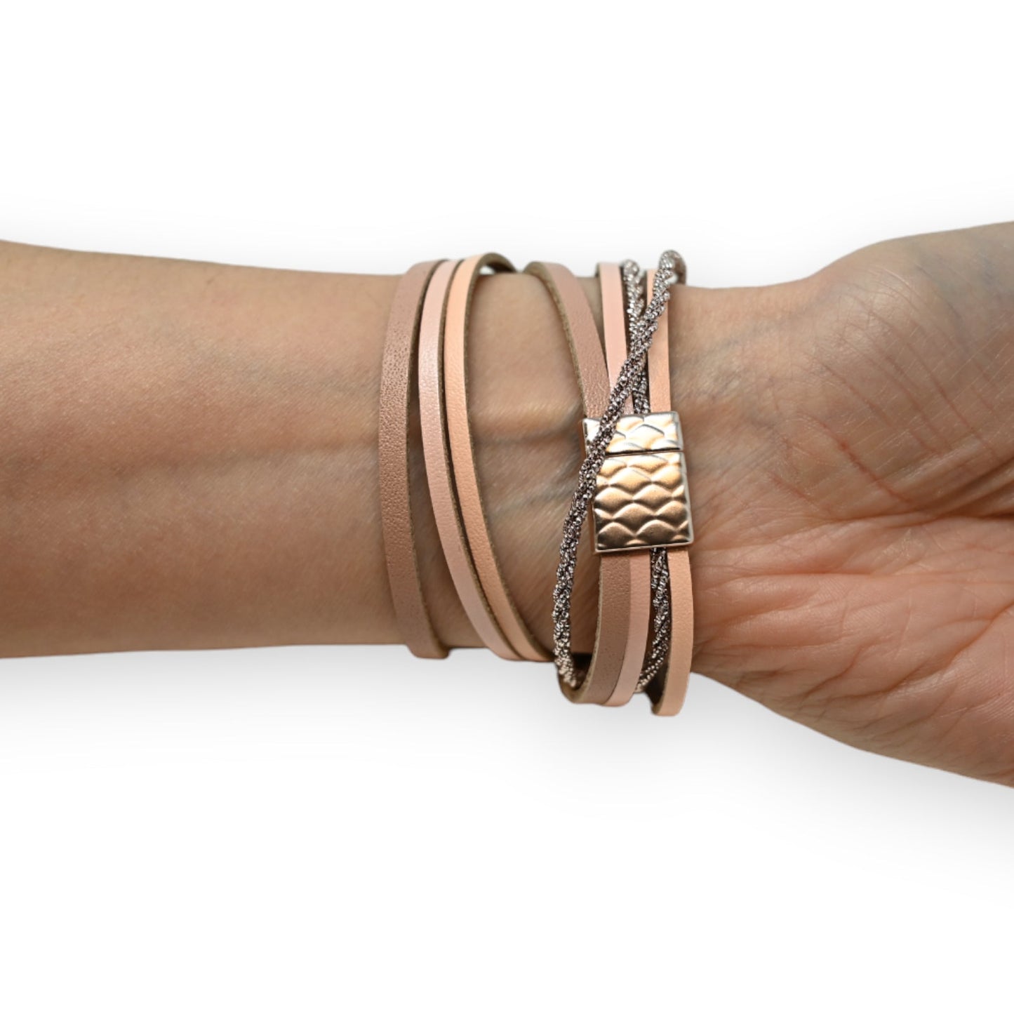 Doppelarmband aus rosa Leder mit silbernem Stern-Charm, mehrfach um Handgelenk gewickelt, elegantes Accessoire