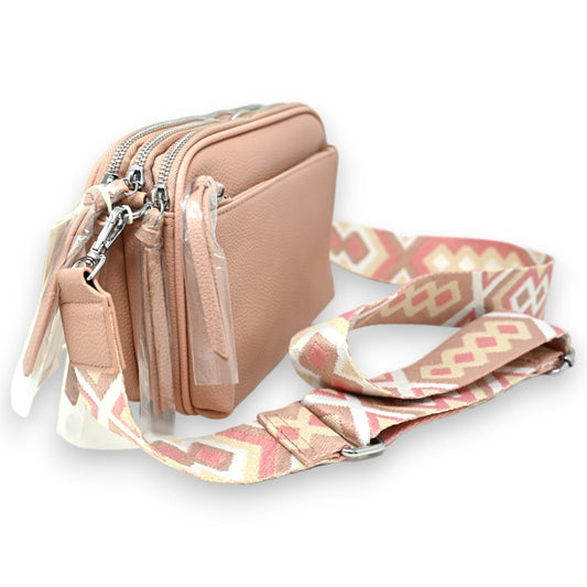 Quadratische rosa Umhängetasche mit mehreren Reißverschlüssen und abnehmbarem Schulterriemen im Ethno-Muster
