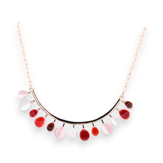 Roségold-Halskette mit gebogener Stange und tropfenförmigen Anhängern in Rot-, Rosa- und Weißtönen