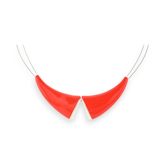 Rote Halskette im Bubikragen-Stil, modernes Design, zweireihiger Metalldraht, glänzende Oberfläche, elegantes Accessoire