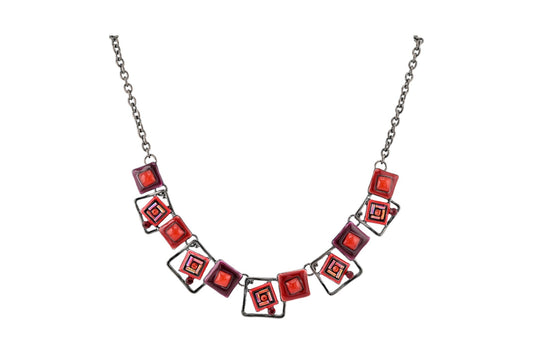 Silberne Halskette mit geometrischen roten Anhängern, quadratische und rechteckige Formen in verschiedenen Rottönen
