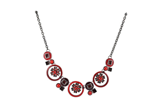 Elegante Halskette mit roten Medaillons, geometrischen Formen und dunklen Akzenten an silberner Kette
