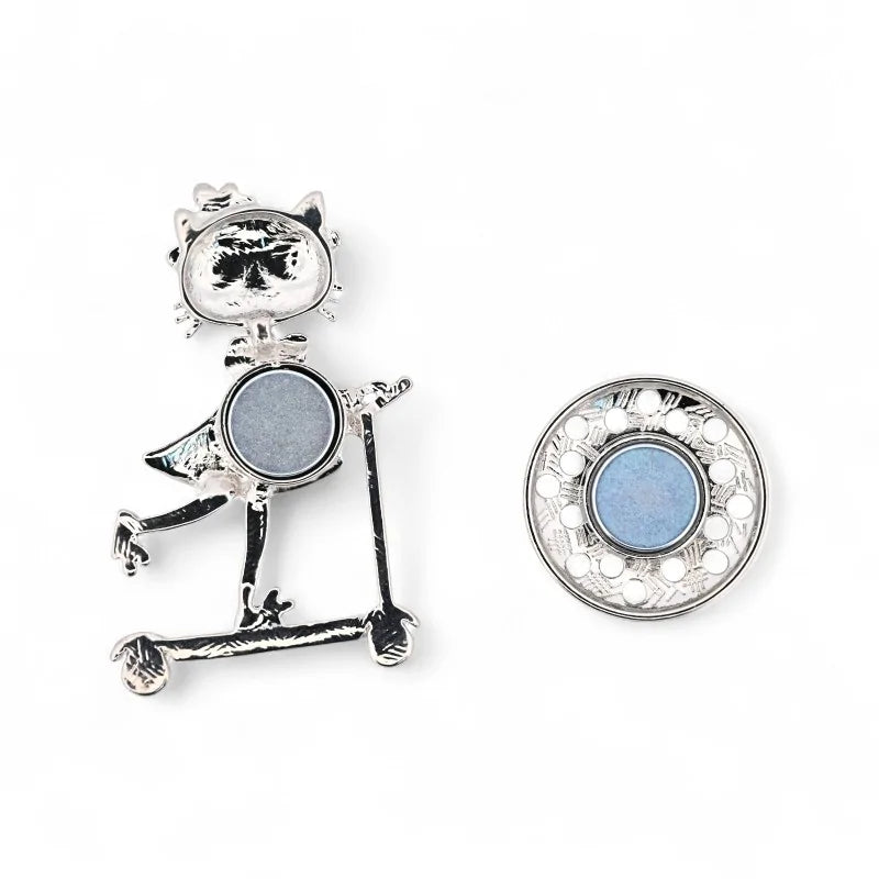 Rote Katze mit Sonnenbrille auf rotem Roller mit buntem Schal - fröhliche Brosche