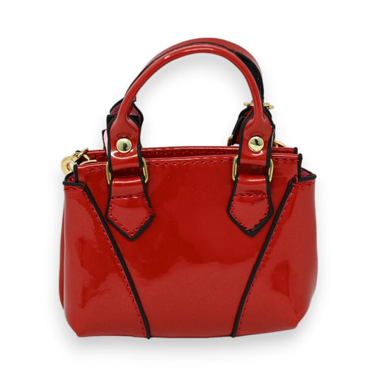 Roter, lackierter Schlüsselanhänger in Form einer Mini-Handtasche mit schwarzen Akzenten und goldenen Details