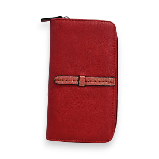 Elegante rote Leder-Geldbörse mit Reißverschluss und dekorativem Riemen, Marke Mélanie Paris, auf weißem Hintergrund