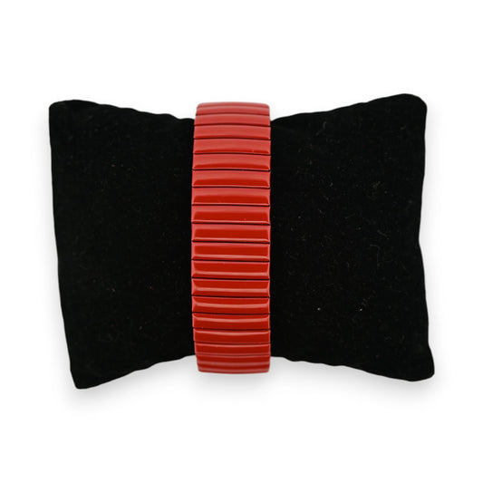 Elastische rote Armbanduhr auf schwarzem Samtkissen, Stretcharmband mit horizontalen Rillen, moderner Stil