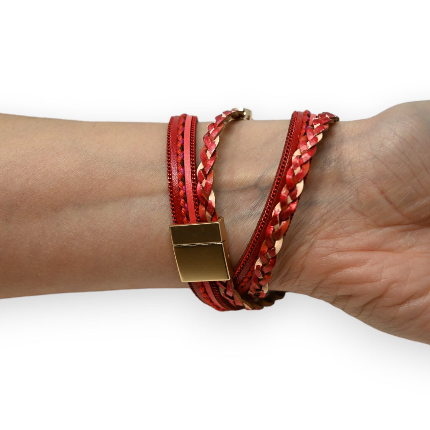 Rotes geflochtenes Lederarmband mit goldenem Verschluss, doppelt um Handgelenk gewickelt, auf Haut präsentiert