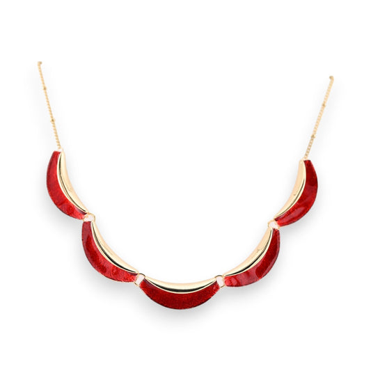 Elegantes Collier mit roten Halbmonden aus Stein und goldenen Elementen an feiner Kette, moderner Schmuck