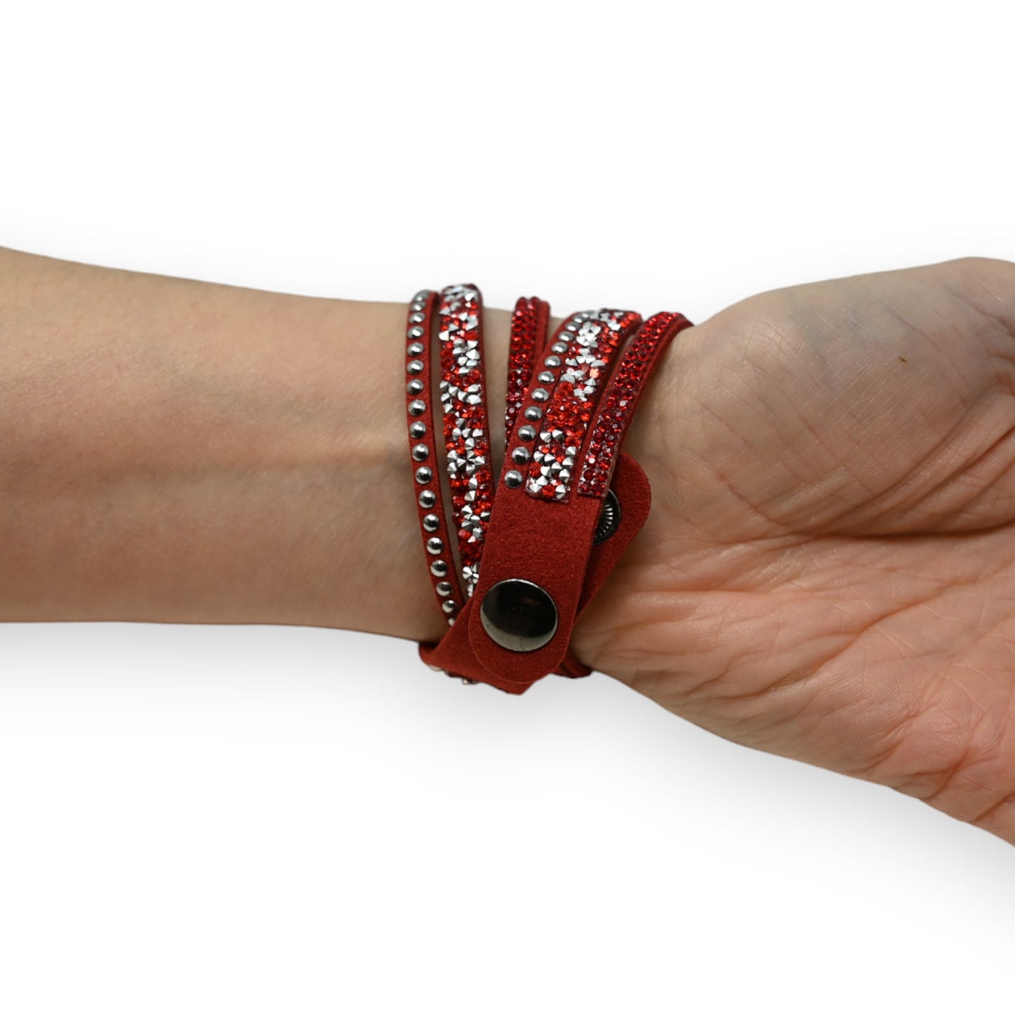 Rotes Lederarmband mit Strass und Nieten, mehrfach um das Handgelenk gewickelt, mit Druckknopfverschluss