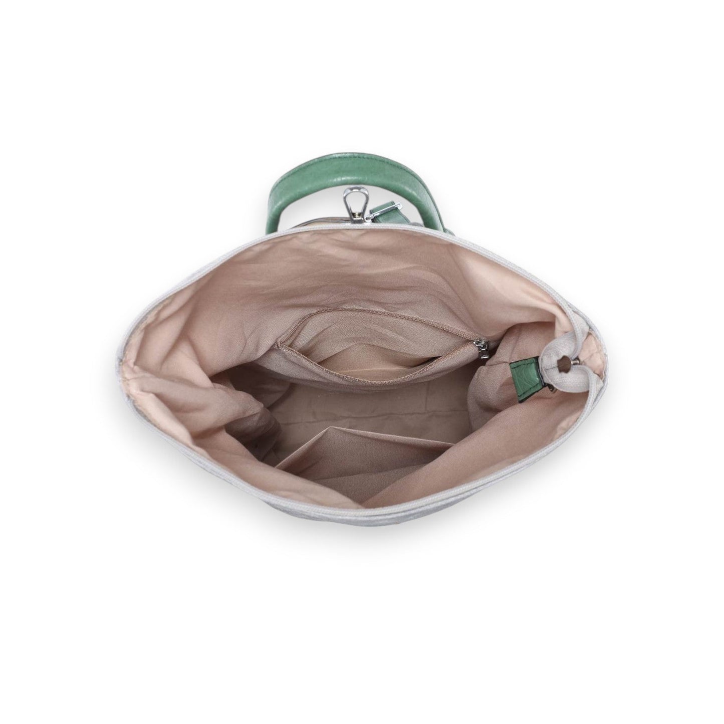Innenansicht eines hellen Rucksacks mit mehreren Fächern, grünem Verschluss und beigefarbenem Innenfutter