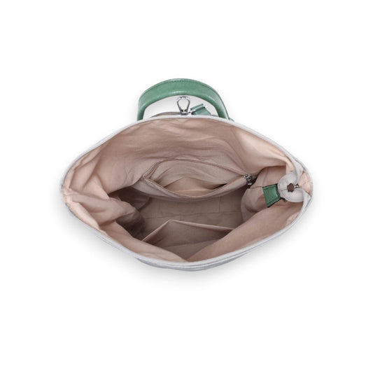 Innenansicht eines hellen Rucksacks mit mehreren Fächern, grünem Verschluss und beigefarbenem Innenfutter