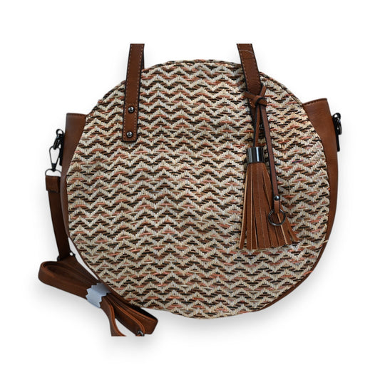 Runde Stroh-Handtasche mit Chevron-Muster, braunen Lederdetails, Trageriemen und Quaste, Boho-Stil