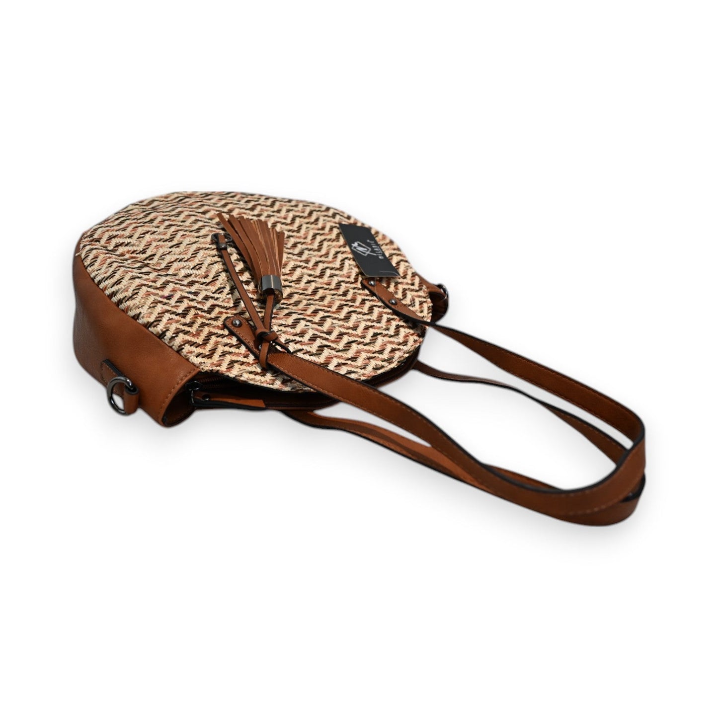 Runde Umhängetasche mit Chevron-Muster, braunem Leder, Quaste und verstellbarem Riemen auf weißem Hintergrund
