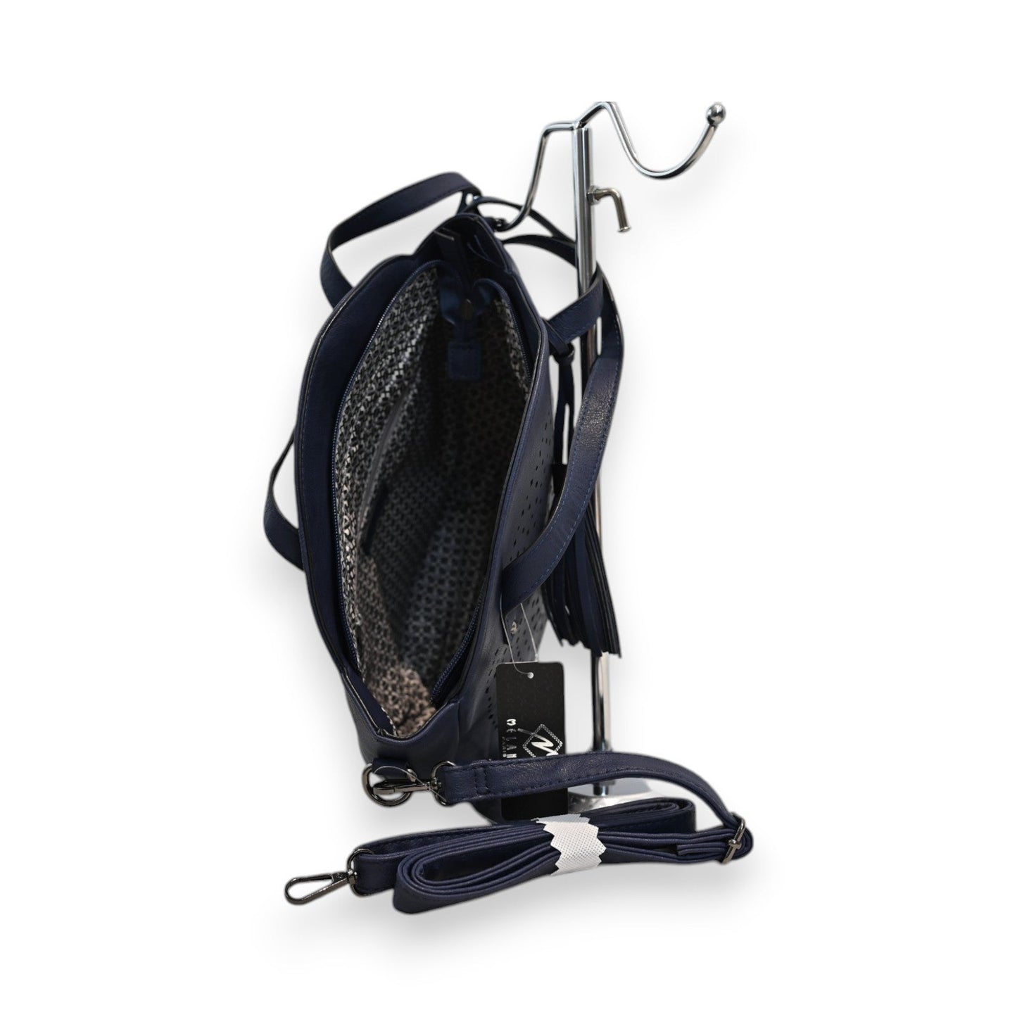 Runde marineblaue Handtasche mit Mandala-Muster, Reißverschluss, Trageriemen und Quaste auf weißem Hintergrund