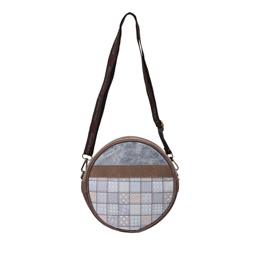 Runde Schultertasche mit kariertem Muster, grauem Oberteil und braunem Gurt, elegantes Design für Damen