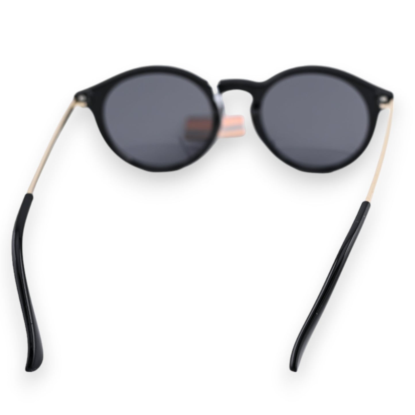 Runde schwarze Sonnenbrille mit goldenen Bügeln, elegantes Design für modebewusste Träger, auf weißem Hintergrund