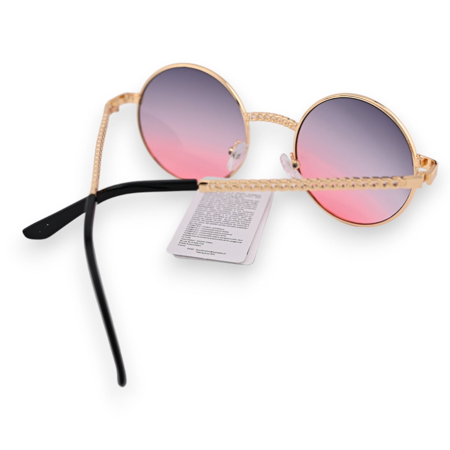 Runde Sonnenbrille mit goldener Fassung und grau-rosa Verlaufsgläsern, Produktetikett sichtbar, auf weißem Hintergrund