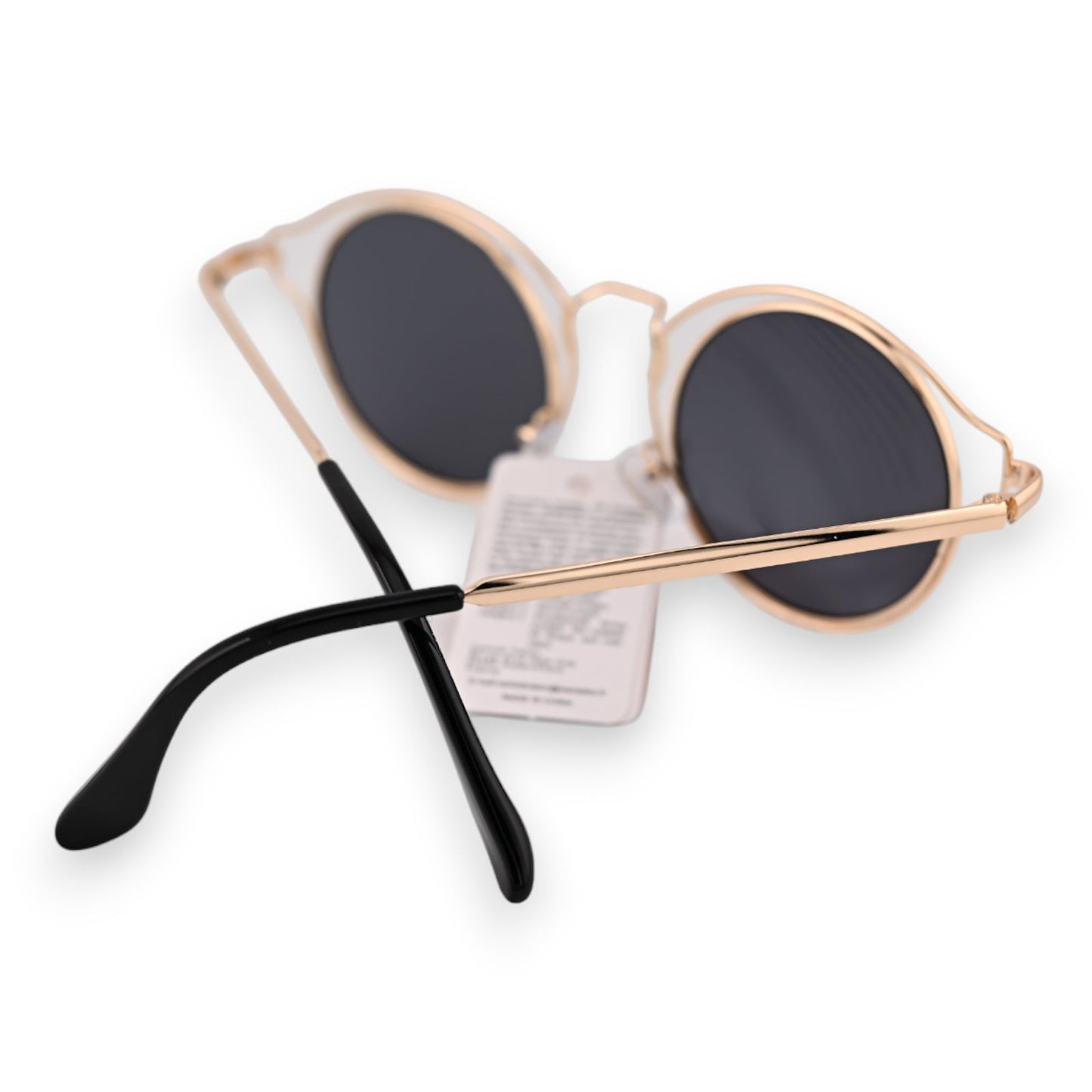 Stilvolle runde Sonnenbrille mit goldenem Rahmen, schwarzen Gläsern und Bügeln, Preisschild sichtbar