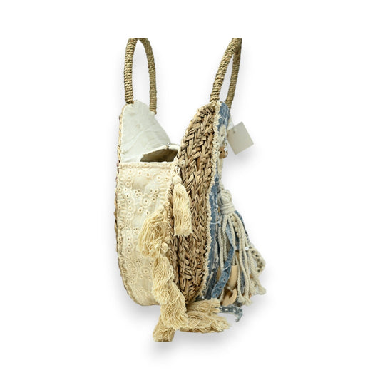 Handgefertigte runde Strohhandtasche im Boho-Stil, beige und hellblau, mit Fransen und Spitzendetails, für sommerliche Looks
