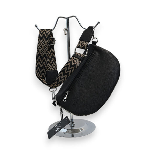 Schwarze Gürteltasche mit Chevron-Muster Gurt, auf Ständer präsentiert. Elegantes Design für moderne Accessoires.