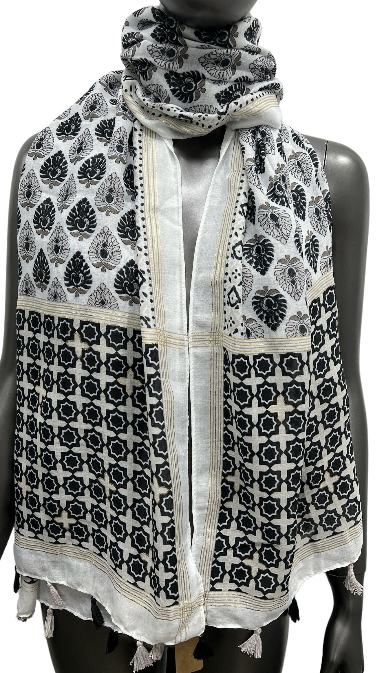 Etnischer Schal mit goldenen Details und Pom Poms