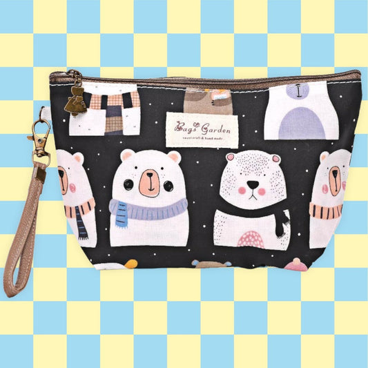 Süße Kosmetiktasche mit Bärenmotiv, schwarz mit weißen Bären, Reißverschluss und Handschlaufe, auf kariertem Hintergrund