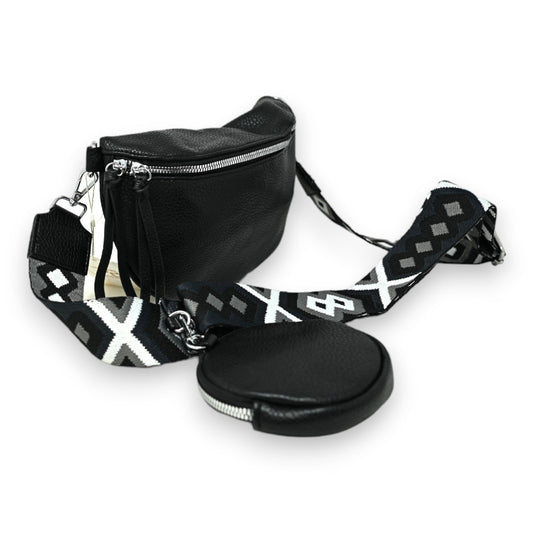 Schwarze Leder-Bauchtasche mit geometrischem Schulterriemen, Reißverschluss und abnehmbarem Münzfach auf weißem Hintergrund