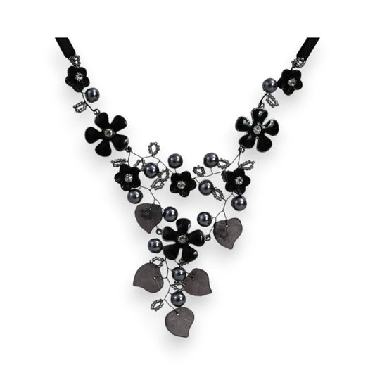 Elegante schwarze Blumen-Halskette mit Perlen, Kristallen und Blattanhängern, florales Design auf Silberdraht