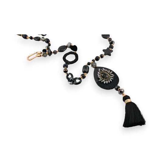 Elegante schwarze Halskette mit goldenen Akzenten, Perlen, Sternen und Quaste, verziert mit einem Anhänger im Tropfendesign