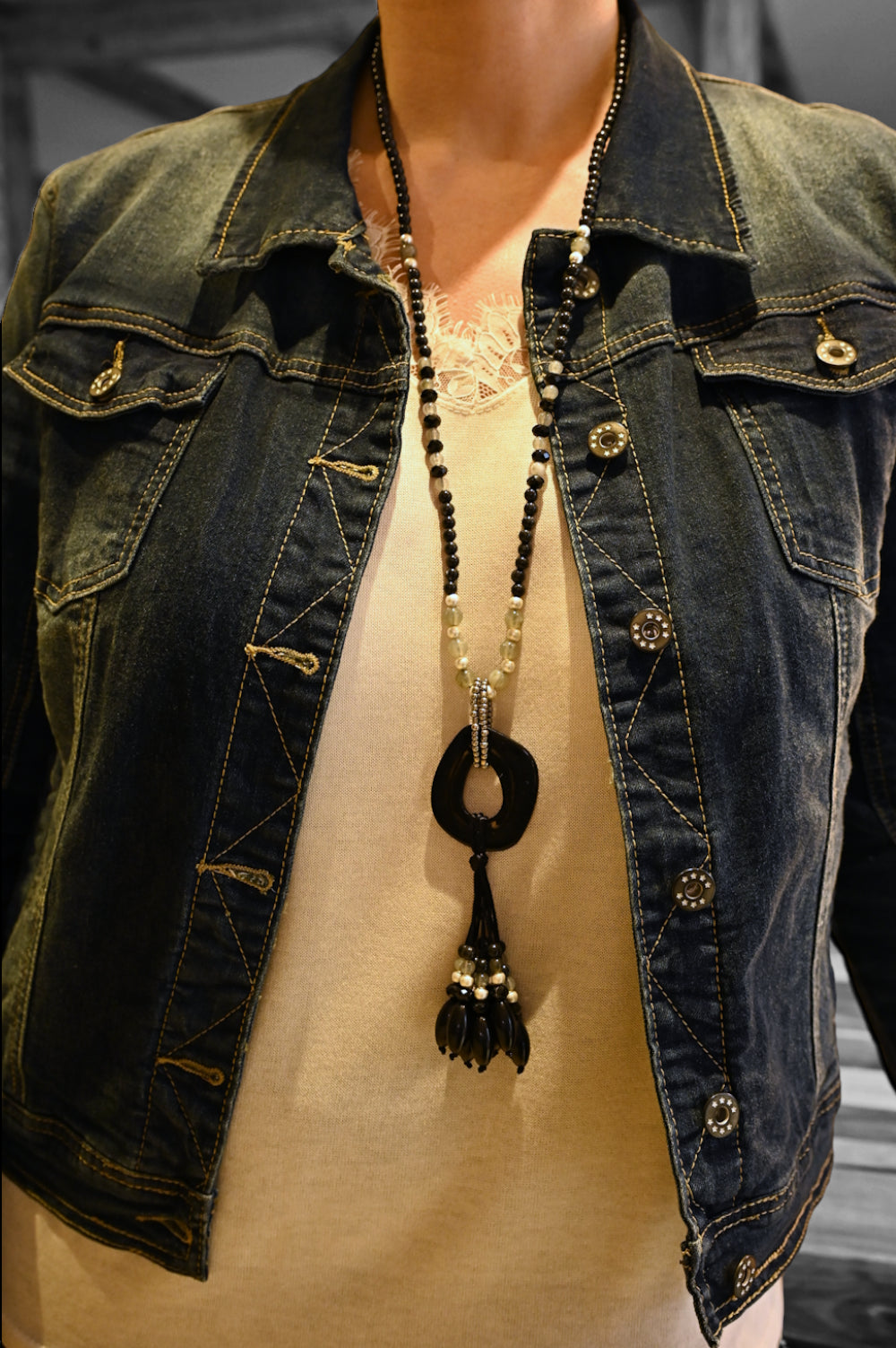 Schwarze lange Halskette mit Harzmedaillon und passenden Anhängern