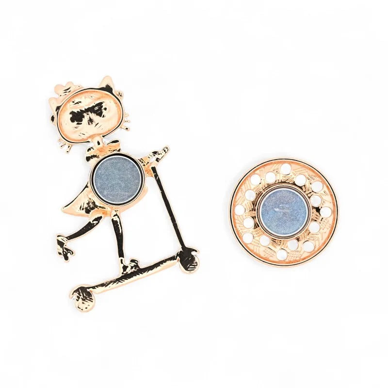 Schwarze emaillierte Katze auf Roller mit Brille und Blume - urbane Mode-Brosche