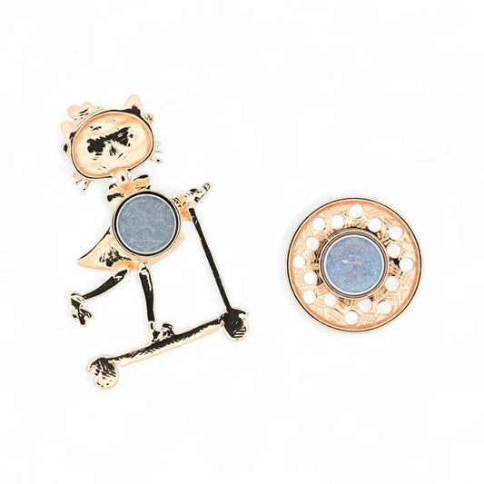 Schwarze emaillierte Katze auf Roller mit Brille und Blume - urbane Mode-Brosche