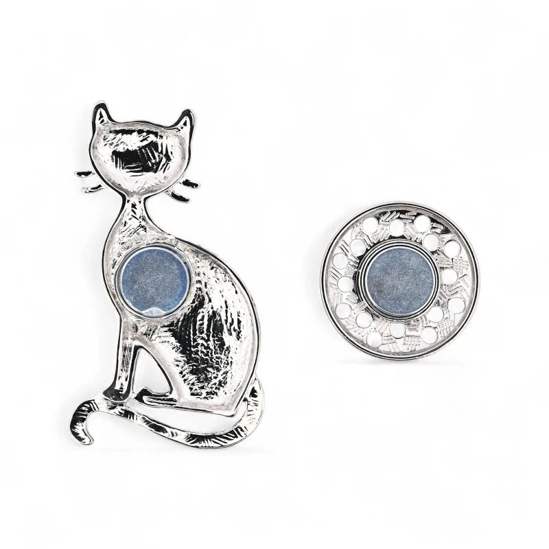 Schwarze elegante Katze mit silbernen Brillen und Blumenmuster - zeitlose elegante Brosche