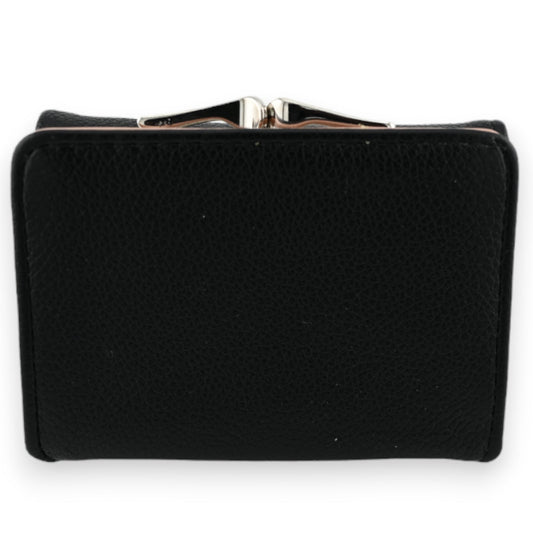 Schwarze Ledergeldbörse mit silbernem Verschluss, kompakte Größe, strukturierte Oberfläche, elegantes Design