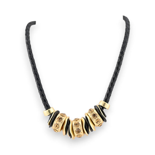 Schwarze Lederkordel-Halskette mit goldenem Anhänger, verziert mit Kristallen und schwarzen Ringen, eleganter Schmuck