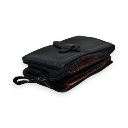 Schwarze Leder-Geldbörse mit mehreren Fächern und Reißverschluss, innen rotes Muster, Marke Mélanie Paris