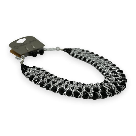 Elegante Halskette mit schwarzen Perlen und silbernem Geflecht, Fantasie-Kragen-Design, auf weißem Hintergrund